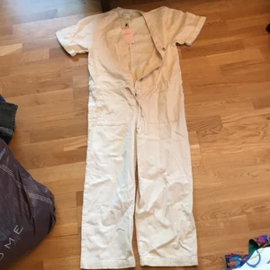 Monki jumpsuit strl XS - Jättefin jumpsuit, aldrig använd pga för liten