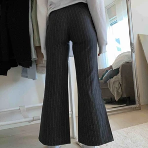  - Ett par klassiska kostymbyxor i grått! Sitter som en smäck och blir inte skrynkliga, väldigt fint material!! Jag är 168cm, så de går ner till mina fotknölar. Frakt ingår ej men diskuterar gärna!✨