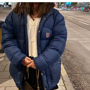 Fjällräven jacka - (Första bild är lånad) Lägger ut denna likadana jacka pågrund av att jag skulle vilja byta den mot en svart fjällräven Expedition Down LITE W jacket i storlek S. Min jacka är den lite fluffigare modellen och varmare. Tror den kallas Expedition Down Jacket. Min jacka är svart!🤍 Jag kan också tänka mig sälja den för 4500kr. Nypris på jackan är 7999kr