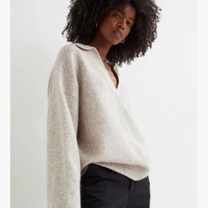 Hm stickad tröja - Säljer denna stickade tröjan med krage/urringning! Superfin och använd ca 3 ggr så är i nyskick! ❤️ nypris: 300kr men slutsåld i alla storlekar upp till L