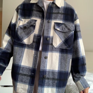 Rutig jacka  - Blå och vit rutig jacka från Zara!! Varm och skön till hösten🍂🍂💙🤍🤍