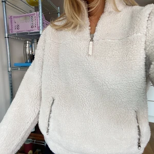 Teddy-tröja  - Teddy-fleece i nyskick! Storlek S men passar även en XS. 🖤 