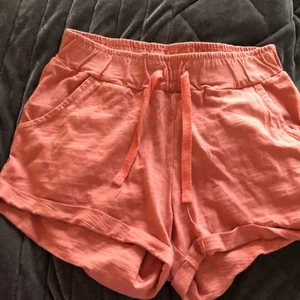 Rosa shorts - Rosa shorts, från lindex. Strl 128 men är lite stor i storleken. Använd få tal gånger!