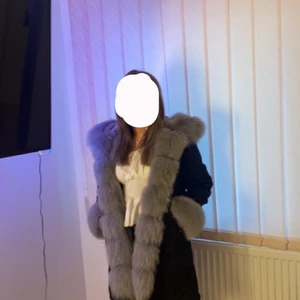 Parka jacka  - Parka jacka från garoff köptes för 6000kr och kmr ej till användning då jag köpte en likadan i svart är i superbra skick och är sparsamt använd. Jackan är i äkta päls (kanin och räv).   Pris kan diskuteras privat desamma med bilder. Jackan passar stl M också.