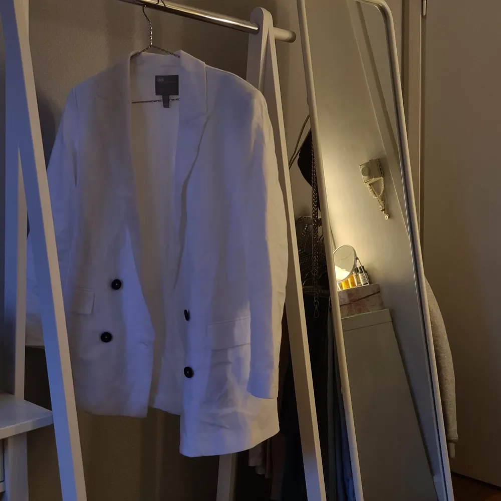 Tänkte sälja min vita kavaj som är helt oanvänd med inga som hellst defekter, därav nyskick. Den har 4 st svarta knappar, två fake fickor och vaddering på axlarna. Anledningen till att jag säljer den är för att den aldrig kommer till användning och tycker inte den passar mig (nypris 599)❤ frakt tillkommer❤. Kostymer.