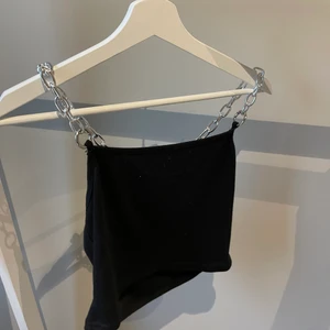 Topp kedje - Skit coolt linne med kedjor som axelband