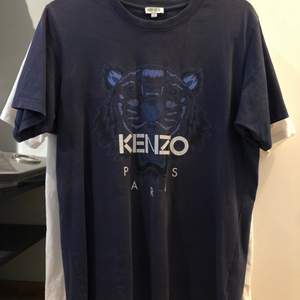hej! säljer min gammla Kenzo t-shirt i storlek S. vid frågor eller funderingar skicka gärna ett medelande :) kolla in min profil för har liknande kläder där, kan komma på något rabatt-packet för alla kläder också!
