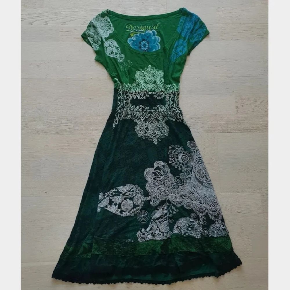 (Lånade bilder från förra säljaren) säljer denna klänningen jag köpte från plick (märke: desigual) men tyvärr kommer inte till användning. Storlek: xs/s. Klänningar.