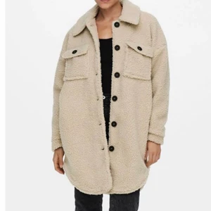 Lång jättefin teddyjacka i enfärgad💕💛 - INTRESSEKOLL på min suuuperfina och mysiga jacka ifrån only💕💕 Den är helt ny i strl S, prislappen var borta redanndå jag köpte den men kvittobevis ska finnas!🥰😍Nypris: 700 Säljer för 650kr då den är i nyskick alltså aldrig använd☺️ Frakten är inräknad i priset💕💕