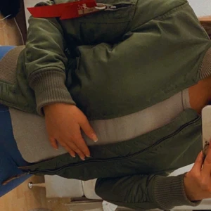 Alpha industries bomberjacka  - Säljer min helt oanvända Alpha industries bomberjacka i färgen militärgrön. Storlek xs. 