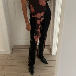 Kernemilk bukser str. S/M - Super stretchy. Passer dem nu og passede dem også som højgravid :) Ingen tegn på slitage