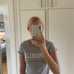Grå T-shirt från Bondelid  - En grå T-shirt från Bondelid. Den är i fint skick. Storlek Xs men funkar både på S