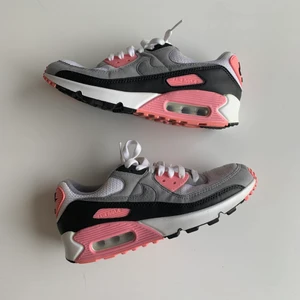 NIKE AIR MAX - Nike Air Max stl 39. Använda ett fåtal ggr, se bilder för slitage/märken. Nypris 1499kr. Kan skickas (frakt tillkommer) 💕