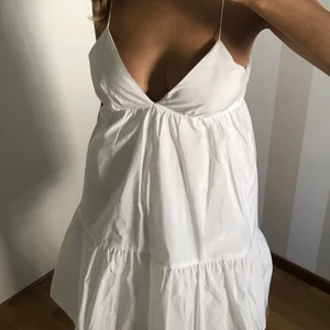 Vit volangklänning - Säljer denna super gulliga klänning från zara⚡️⚡️ Helt oanvänd då jag inte har haft någon använding för den. Klänningen är i stolek L, men är ganska liten i stoleken💓 köparen står för frakten (70kr). Kontakta för mer information