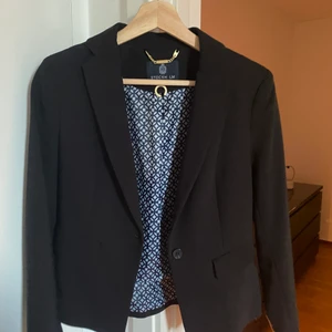 Kavaj Stl 34 från Stockh LM - Kavaj Stl 34 Stockh LM köpt från MQ 