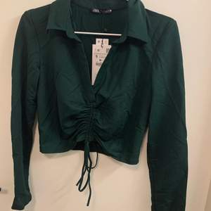 Superfin ny grön tröja från zara, säljer då den tyvärr är lite för liten. Köpt för 229 men säljer för 150+frakt😊