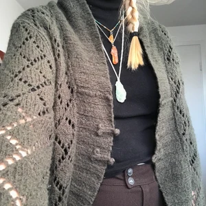 Stickad kofta  - En mossgrön stickad kofta. Koftan är mer grön i verkligheten. Står att tröjan är i storlek XL men den passar mindre. 