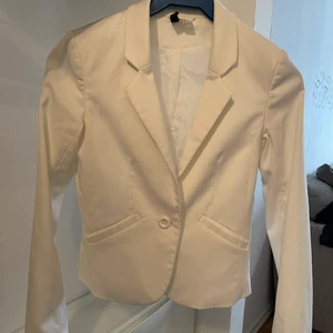 Vit kavaj  - En vit kavaj i storlek 34 som är väldigt enkel och fin. Billigt också! 