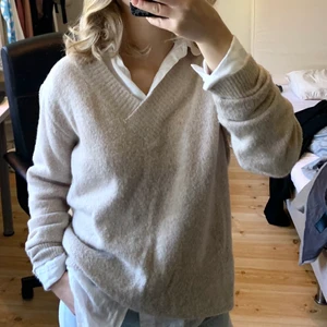 Beige stickad tröja st S - Fin stickad tröja som knappt är använd då den är lite stor på mig. 
