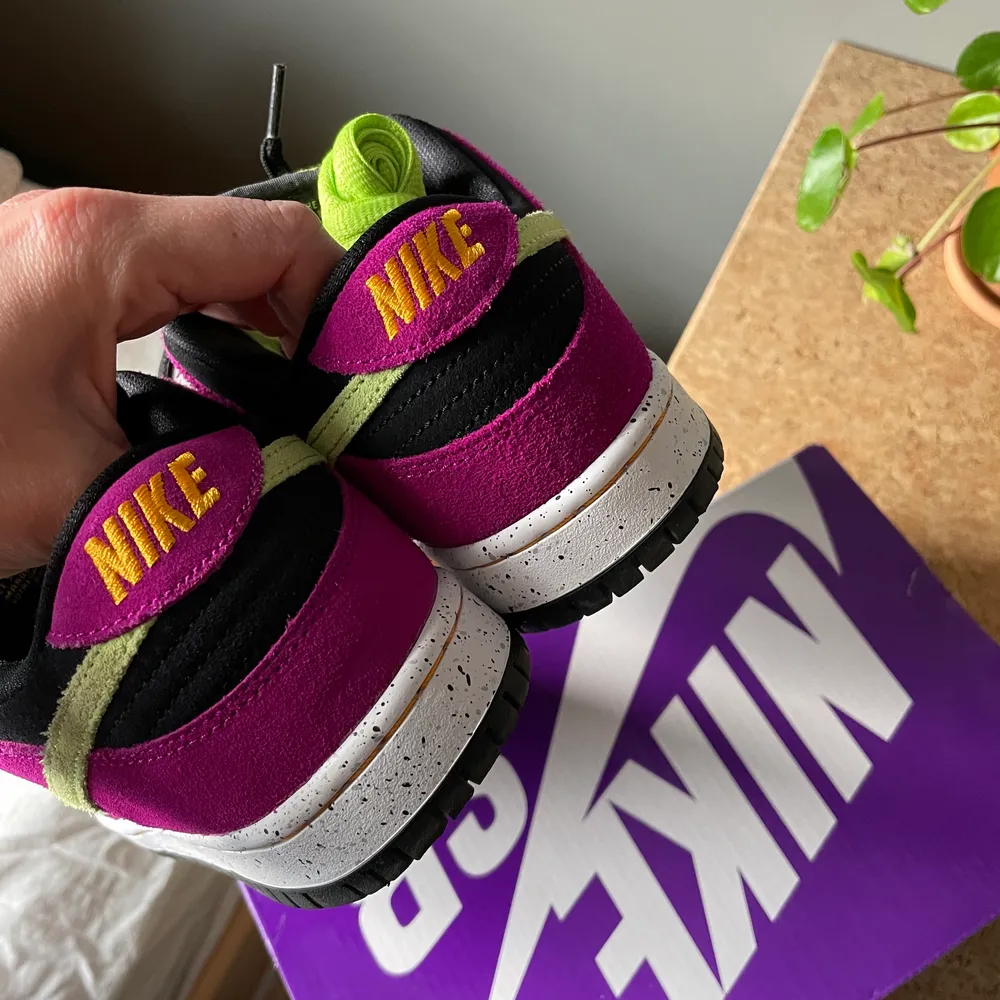 Nästan helt oanvända Nike SB dunk, raffle från sns för bara 1-2 månader sedan. Använda 1-2 ggr. Skolåda finns om det önskas, ingår även ett par limegröna skosnören.. Skor.