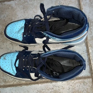 Jordan 1 blåa - Blåa jordans 1 skor med lack.lite uppskrapa i framtårna.pris 300