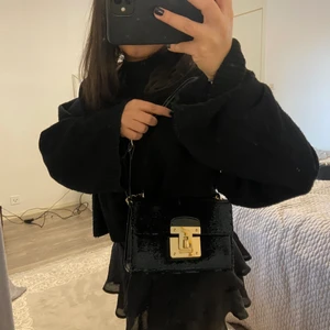 Svart glitter väska  - Väskan är använd fåtal gånger, märket är Aldo! Väskan har en ganska lång kedja men går att korta/förlänga. Köpt från Zalando för cirka 500kr därav kommer priset vara låg. 