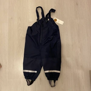 Regnbyxor  - Söta små regnbyxor som aldrig har använts, funkar till både flickor och pojkar. De är i bra skick, (köparen står för frakt)