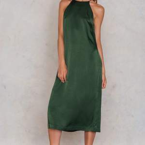 Grön klänning från Samsoe. Modellen heter Elsa och är i viskos. Använd en gång så den är som ny!  Nypris: 1300 kr