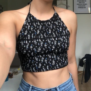 Halternecktopp - Aldrig använd och säljer då det aldrig blir den jag sträcker mig efter i garderoben, tycker dock att den är supersöt och vill att den kommer till användning! Skriv vid frågor eller om ni vill ha fler bilder!