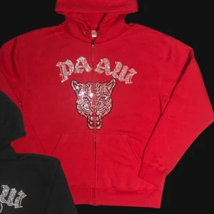 Paaw tröja röd - Säljer denna skit snygga paaw hoodie som är oanvänd och i strl S❤️‍🔥✨ Använder ej den pågrund av att jag inte passar i den❤️‍🔥 läggs upp på nytt pågrund sv förra var en oseriös köpare❤️