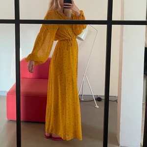 NLY trend kjole - God stand! Lang see trough kjole med slids. Underskolen i samme farve medfører