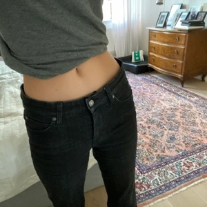 lågmidjade jeans - Snyggaste lågmidjade jeansen med straight fit💘 från Mac men modellen finns ej kvar att köpa. lite stora på mig som är en xs men har sytt in ett snöre i midjan så att man lätt kan ta in dem om man vill (kan skicka bild). De har ascoola ormar i svarta glittriga stenar på fickorna💞