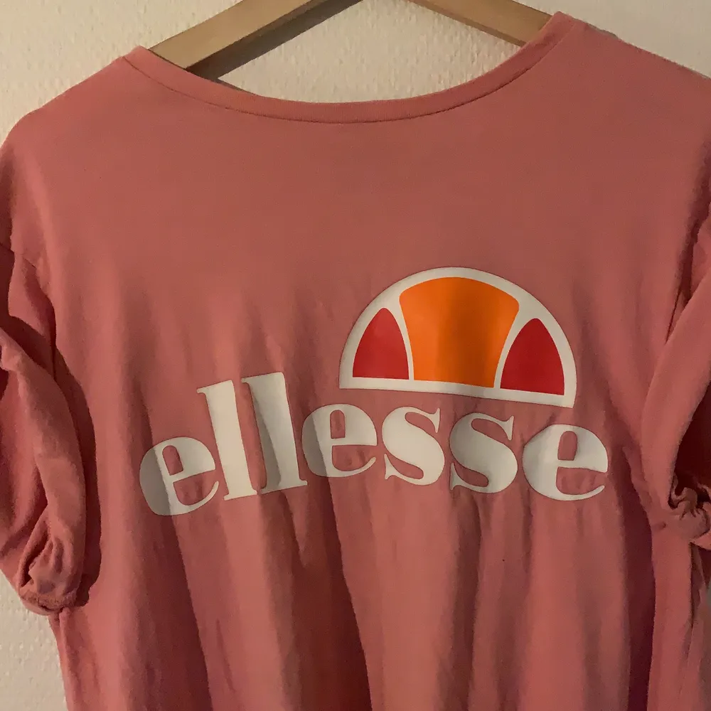 En rosa Ellesse t-shirt i storlek Medium fast den fungerar typ som en Small med !. T-shirts.