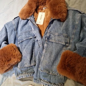 Jeans jacka  - Oanvänd , storlek m