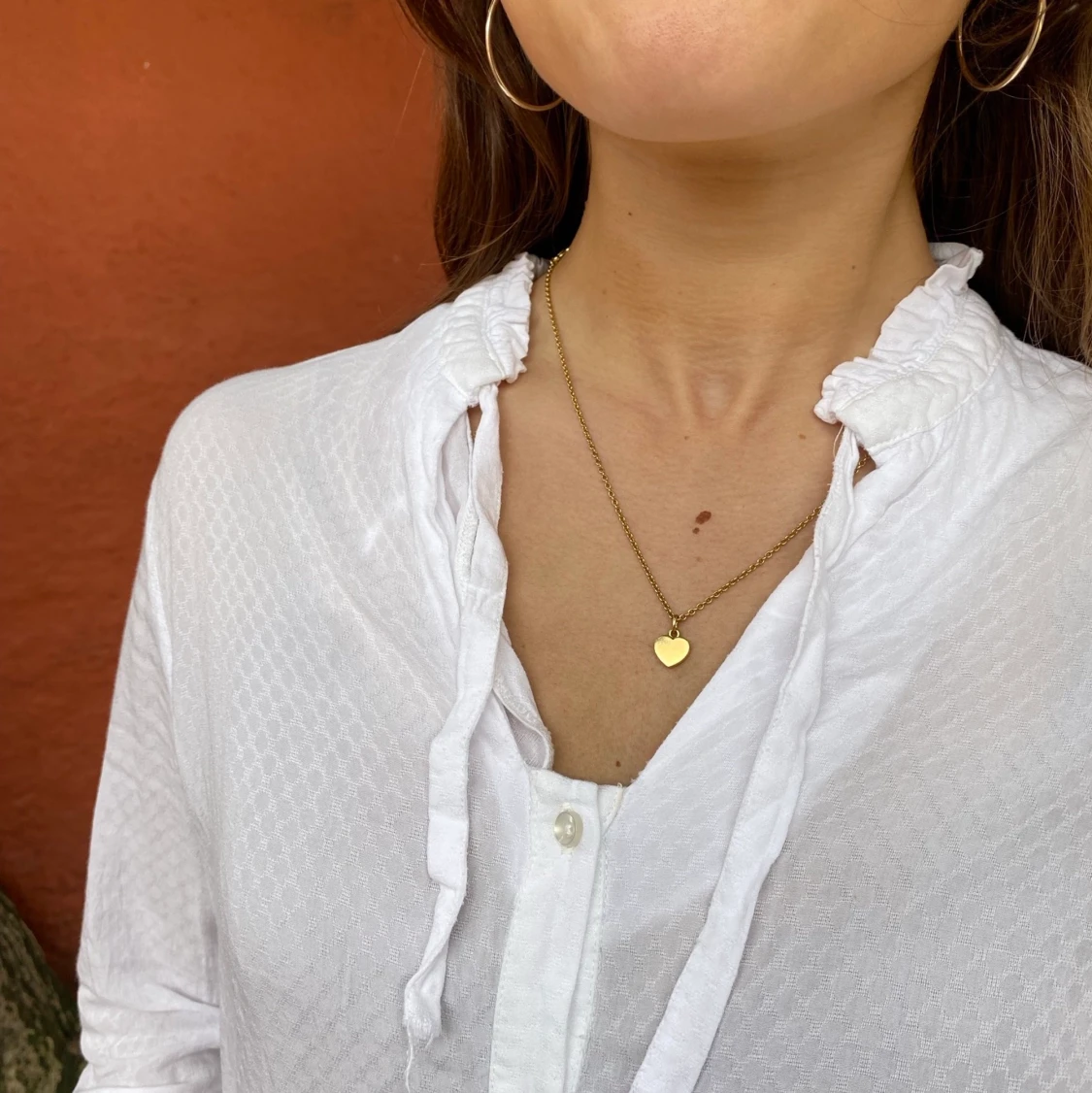 Hvid skjorte med flæsedetaljer - 91