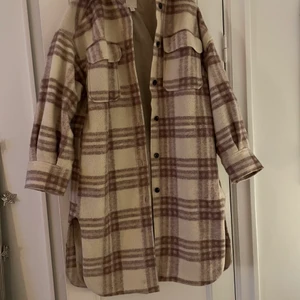 Skjortkappa/jacka rutig bra skick  - Skjortkappa/jacka rutig i bra skick. Knappt använd. Storlek S men är oversizad. Från H&M. 