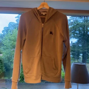 Burburry  - Säljer nu min burburry hoodie då jag är sugen på nytt. Den är i storlek 14Y men den har en passform i S. Den är i fint skick. Ord pris 4800 kr.
