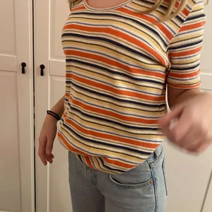 Randig t-shirt - Gullig randig t-shirt i flera färger, köpt här på plick säljer pga inte fått användning för. 50kr + frakt 45kr! 💕🧡