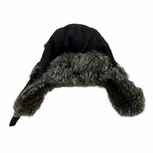 Svart mössa med päls - Söt svart mössa med fuskpäls. Bra skick, dock saknas en knapp.