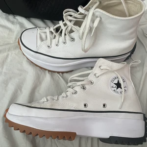  Converse Run Star Hike Vita - Använda ett fåtal gånger. Storlek 40,5. Har två små fläckar som man kan se på sista bilden men är i övrigt nästan i nyskick. Prutat och klart! Frakt tillkommer.