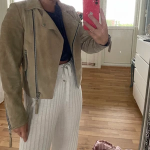 Mockajacka  - Beige mockajacka i äkta skinn från Jofama. Impregnerad 