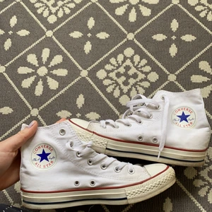 Vita converse - Vita converse i storelk 38 , lite tecken på användningen men annas i bra skick❤️