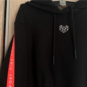 Hoodie strl M - Hoodie från Pinksoda med röd/rosa detaljer. Bra skick. 