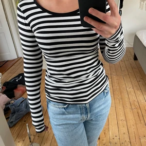 Randig tröja  - Randig stretchig tröja från Gina Tricot, i storlek XS