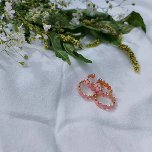 Hjärtringar - Söta rosa ringar med hjärtan. Ställbara så att de passar alla fingrar.