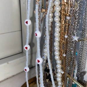 Halsband pärlor - Säljer det här halsbandet som jag har gjort själv. Betalning sker via swish. Fri frakt! ❤️✨