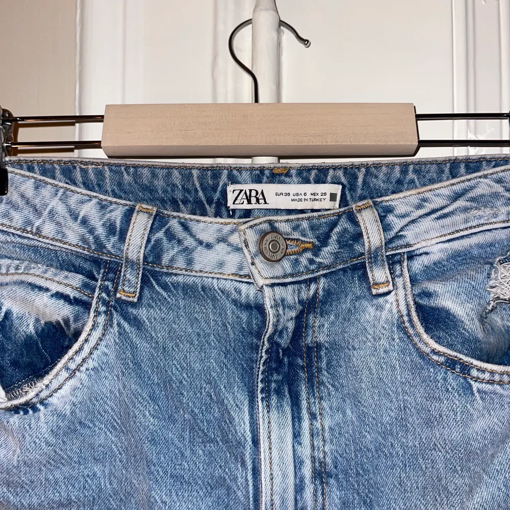 Assnygga jeans med slits och hål på en knät från Zara. Köpta i augusti och har inte använts. I storlek 38. Så sköna och snygga, särskilt med slitsen. Nypris 369kr. Kan frakta eller mötas upp i Hbg! 💕. Jeans & Byxor.