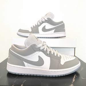 Air Jordan 1 Low ”Wolf Grey” 🐺  Skick: 9/10  Storlek: 40.5  Pris: 1799kr  Priset är diskuterbart, kom gärna med bud!