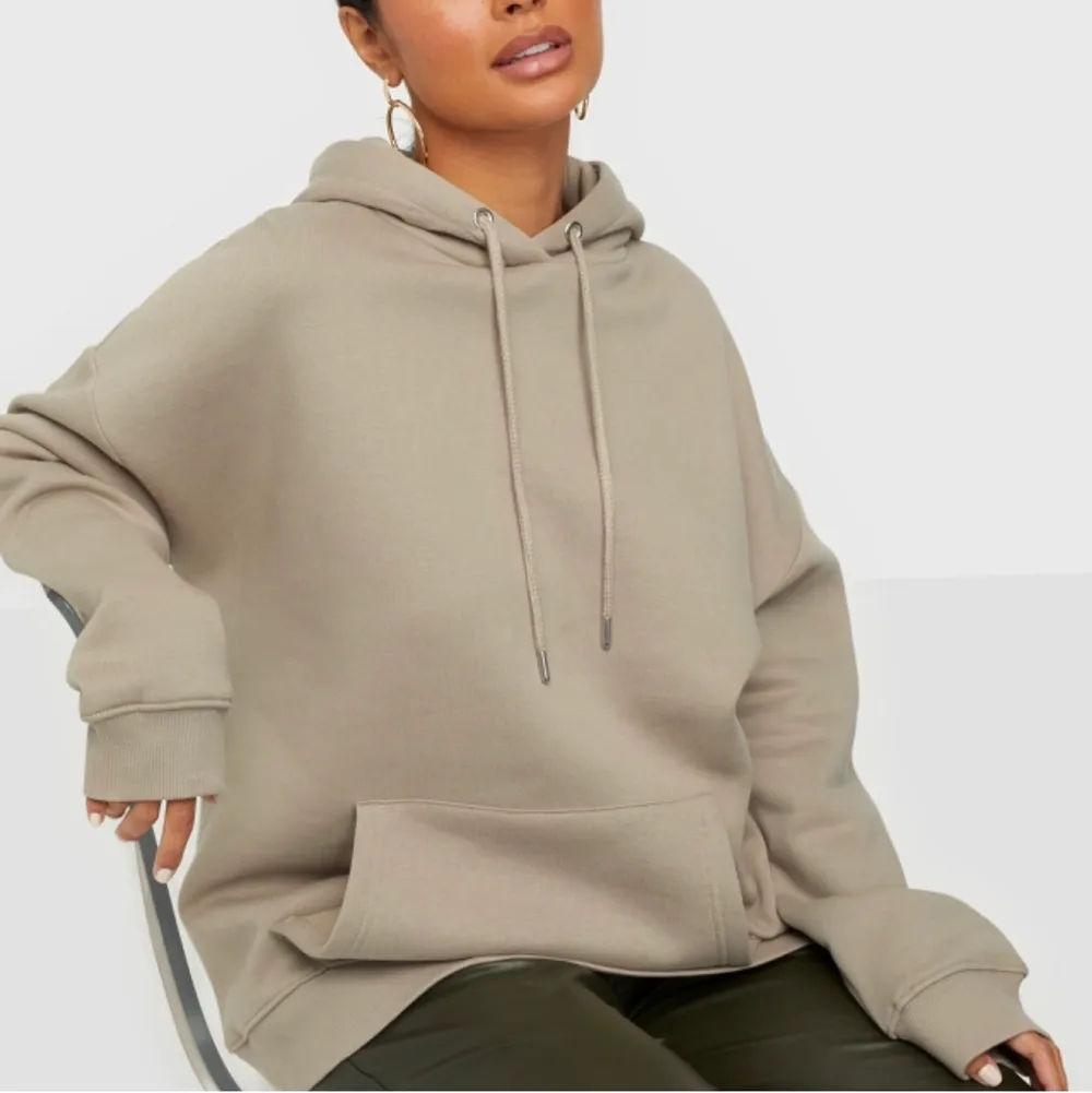 Snygg oversized beige hoodie från Nelly☺️ Storleken på tröjan är xs men av att den är oversized så skulle den passa s/m🤍för fler bilder så kan jag skicka privat🤍🤍. Tröjor & Koftor.