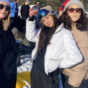 Vit pufferjacket  - Säljer en vit pufferjacket från HM i strlk xs. Använd fåtal gånger. Jag är 162 cm. Perfekt till vintern och är vääldigt varm!